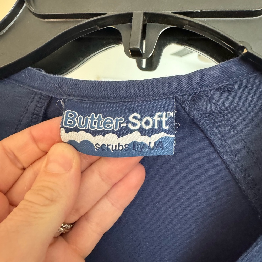 Buttersoft Scrub Top - Picture 3 of 7